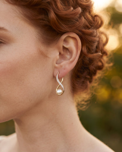 Parure Collier et Boucles d’Oreilles en Perles Naturelles – photo lifestyle 2