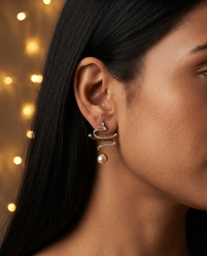 Parure Collier et Boucles d’Oreilles en Perles Naturelles – photo lifestyle 3