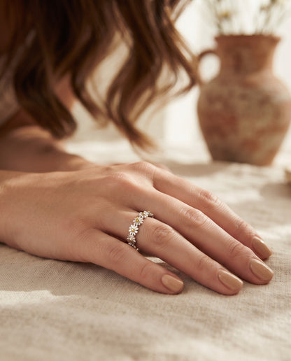 Bague Ajustable en Argent avec Marguerite en Émail Peint à la Main – photo lifestyle 1