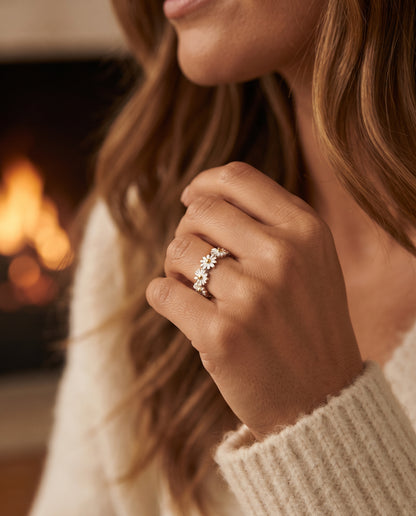 Bague Ajustable en Argent avec Marguerite en Émail Peint à la Main – photo lifestyle 2