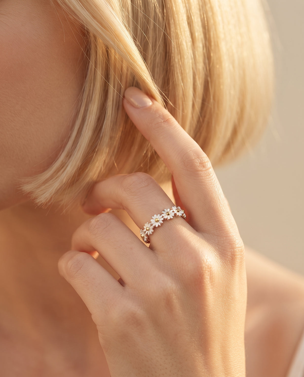 Bague Ajustable en Argent avec Marguerite en Émail Peint à la Main – photo lifestyle 3