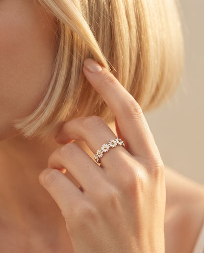Bague Ajustable en Argent avec Marguerite en Émail Peint à la Main – photo lifestyle 3