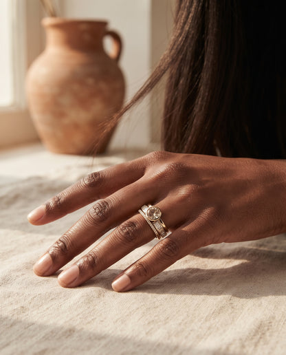 Bague Vintage en Or Sertie d’un Cristal – photo lifestyle 1