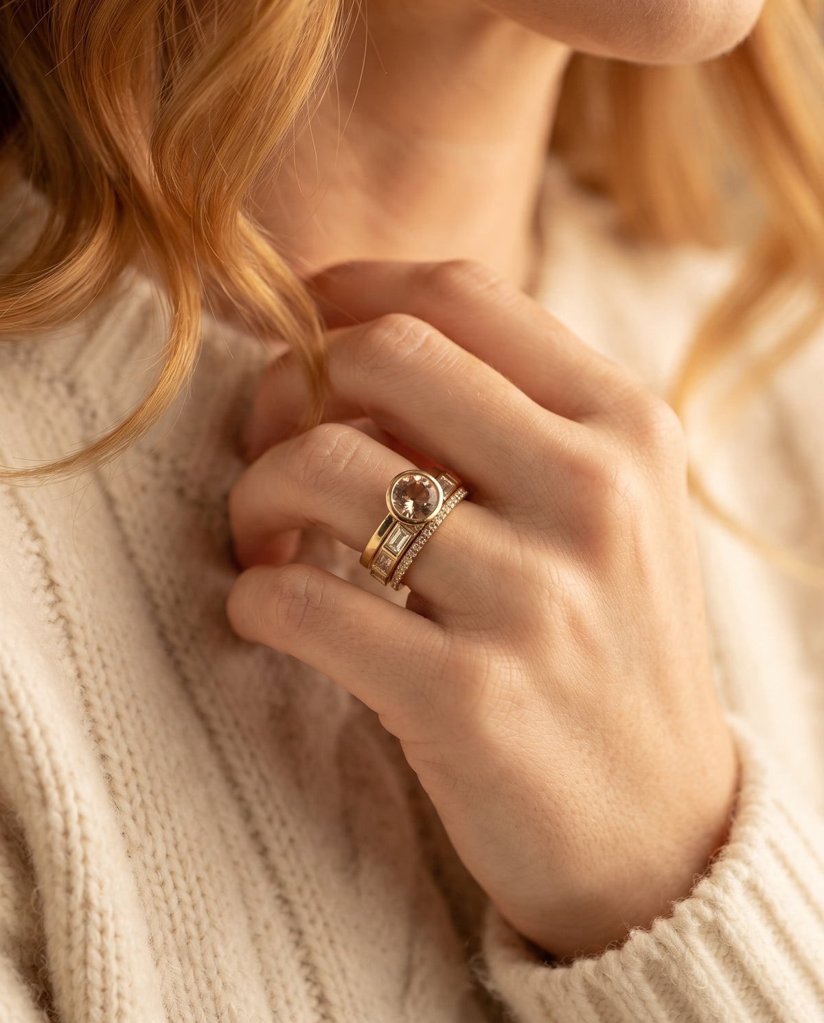 Bague Vintage en Or Sertie d’un Cristal – photo lifestyle 2