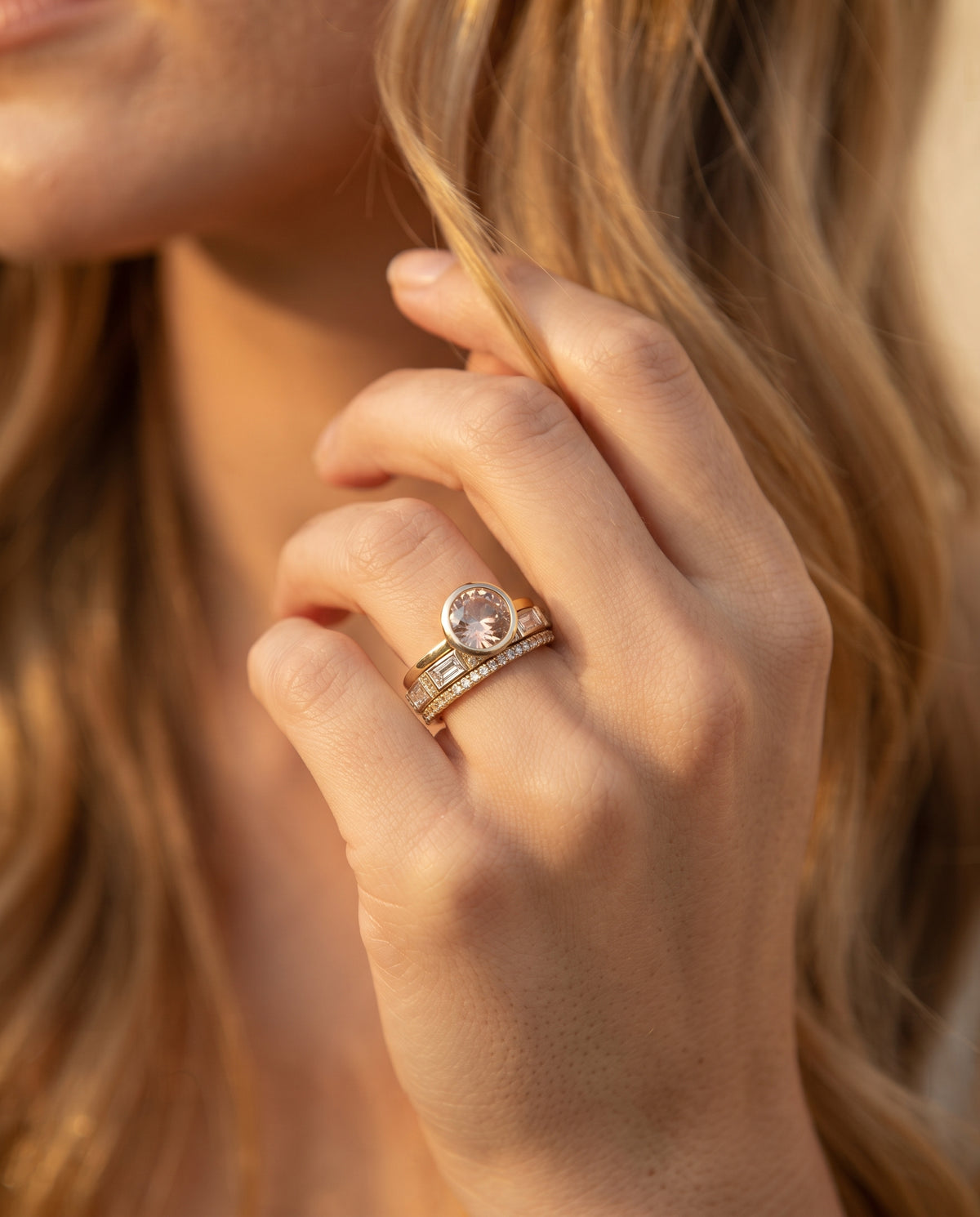 Bague Vintage en Or Sertie d’un Cristal – photo lifestyle 3