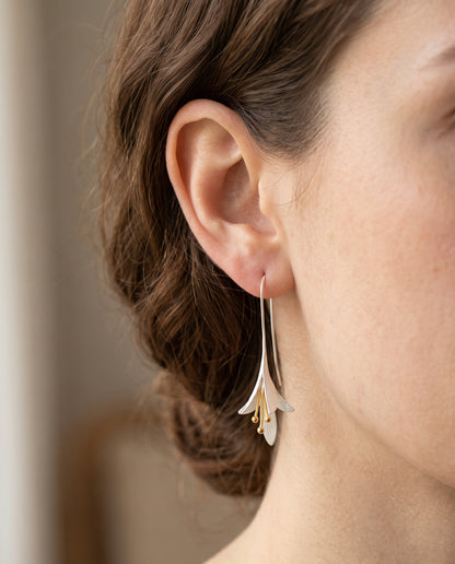 Boucles d’Oreilles en Argent Motif Fleur – photo lifestyle 1