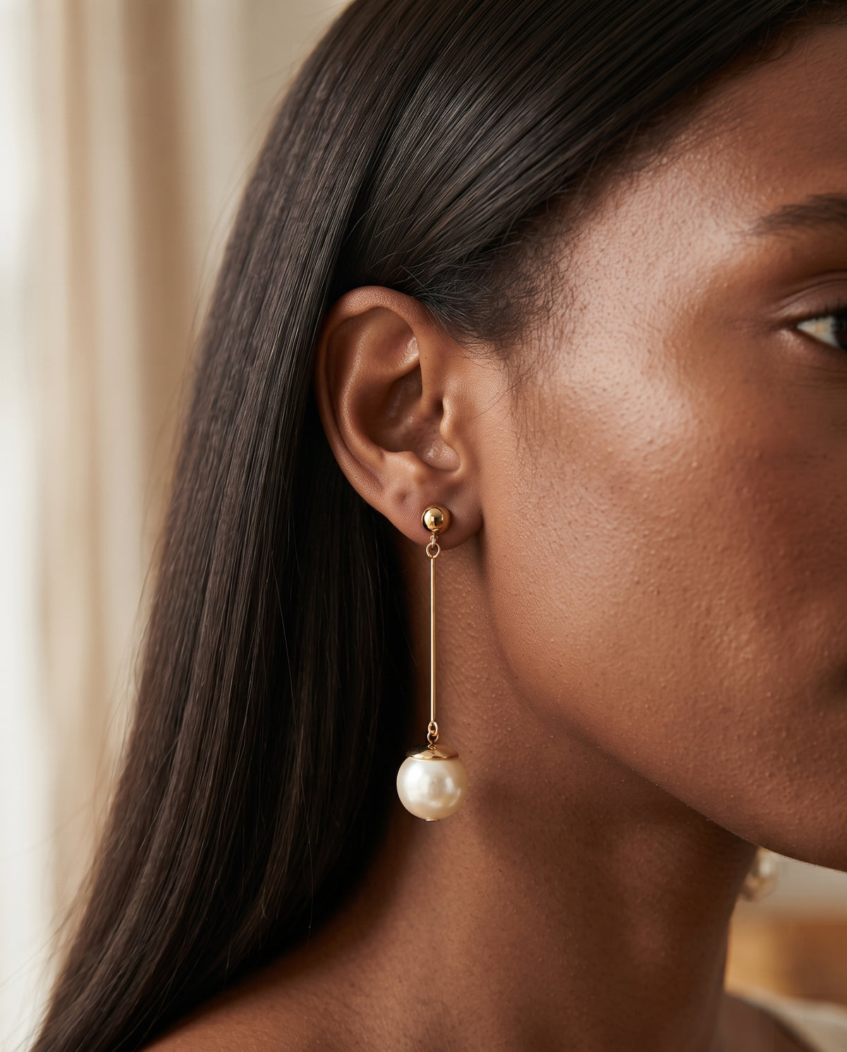 Boucles d’Oreilles de Luxe Pendantes Ornées de Perles Uniques Placées à la Main – photo lifestyle 1