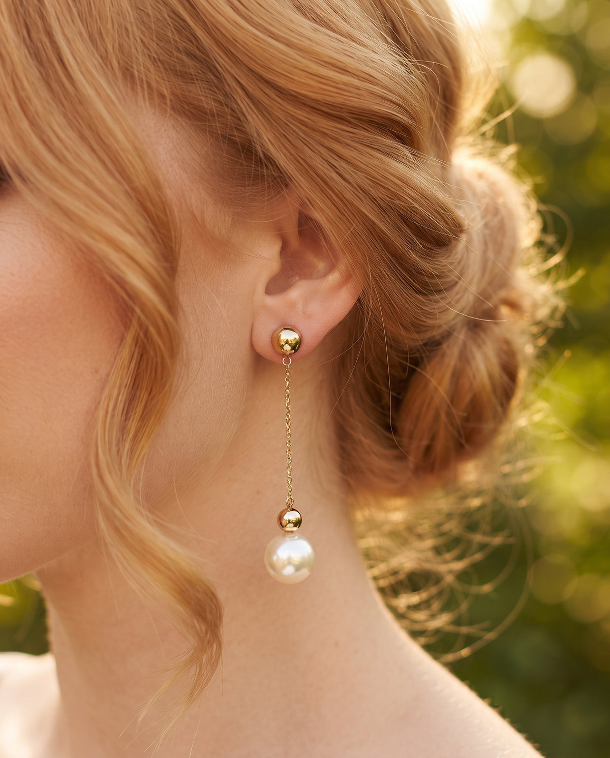 Boucles d’Oreilles de Luxe Pendantes Ornées de Perles Uniques Placées à la Main – photo lifestyle 2