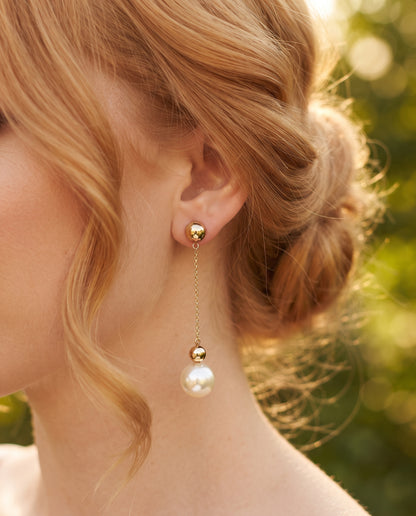 Boucles d’Oreilles de Luxe Pendantes Ornées de Perles Uniques Placées à la Main – photo lifestyle 2