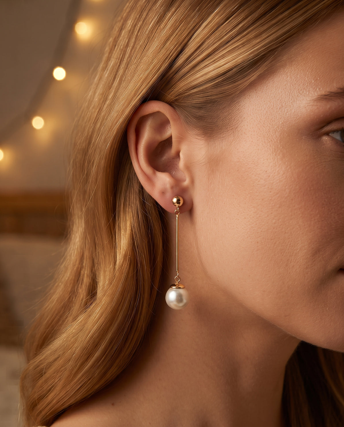 Boucles d’Oreilles de Luxe Pendantes Ornées de Perles Uniques Placées à la Main – photo lifestyle 3