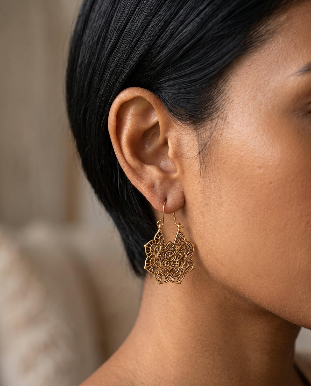 Boucles d’Oreilles Motif Lotus Mandala – photo lifestyle 1