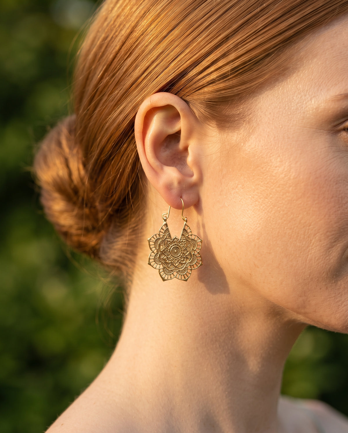 Boucles d’Oreilles Motif Lotus Mandala – photo lifestyle 2