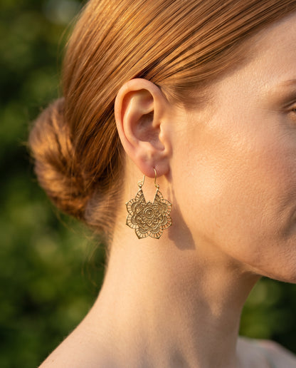 Boucles d’Oreilles Motif Lotus Mandala – photo lifestyle 2