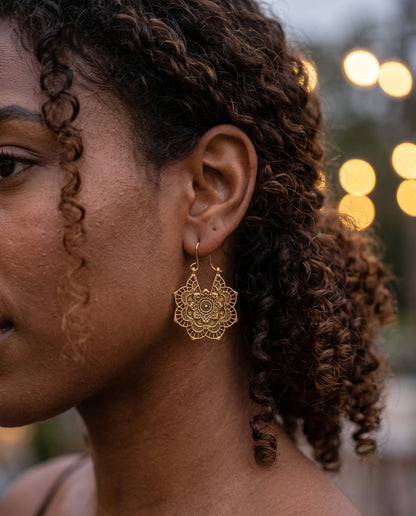 Boucles d’Oreilles Motif Lotus Mandala – photo lifestyle 3