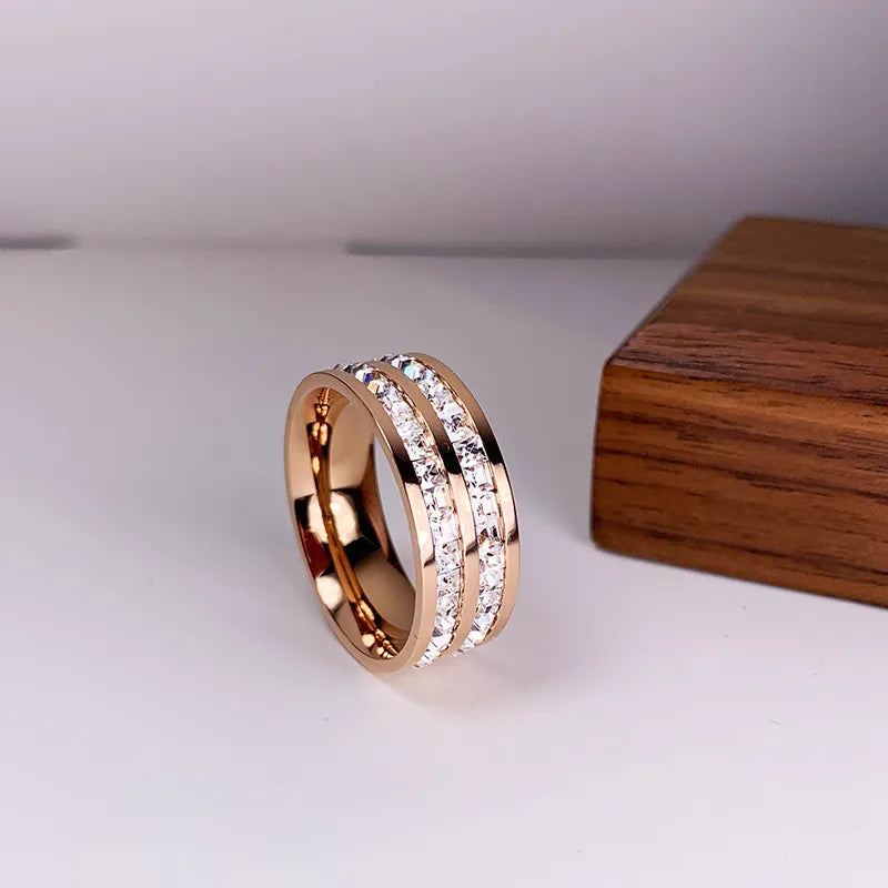 Elegante Anillo con Doble Circonita