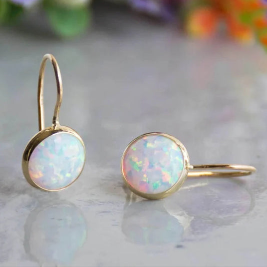 Pendientes Refinados Vintage con Ópalos Blancos y Acabado Dorado
