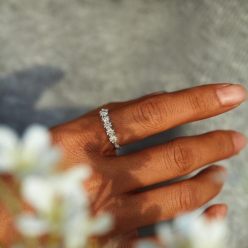 Anillo Ajustable de Plata con Margarita de Esmalte Pintado a Mano