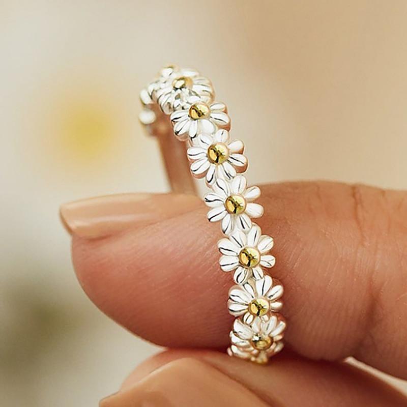 Anillo Ajustable de Plata con Margarita de Esmalte Pintado a Mano