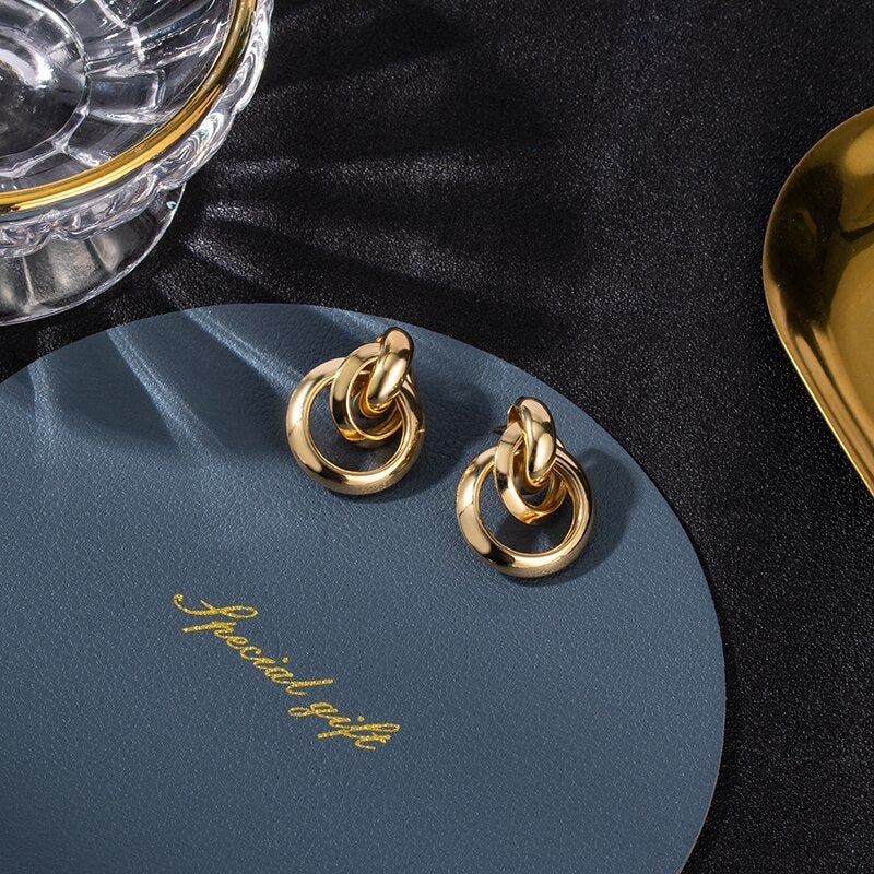 Feine goldene Ohrringe im Luxus-Stil
