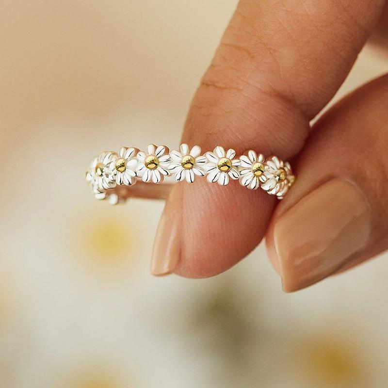 Anillo Ajustable de Plata con Margarita de Esmalte Pintado a Mano