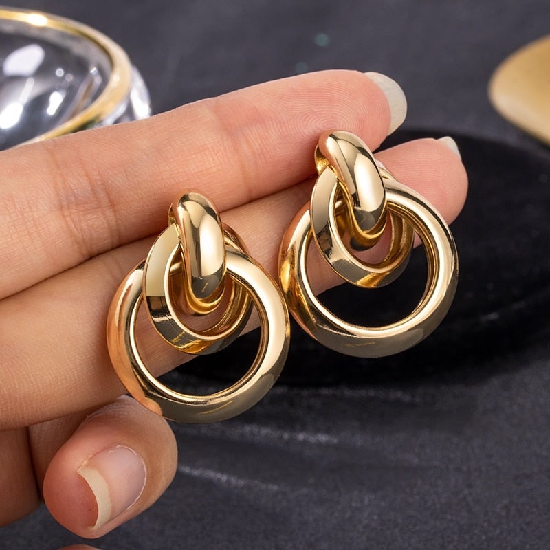 Feine goldene Ohrringe im Luxus-Stil