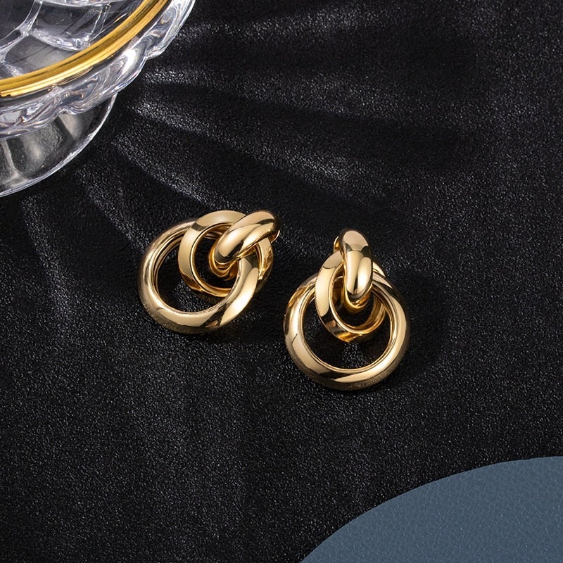 Feine goldene Ohrringe im Luxus-Stil