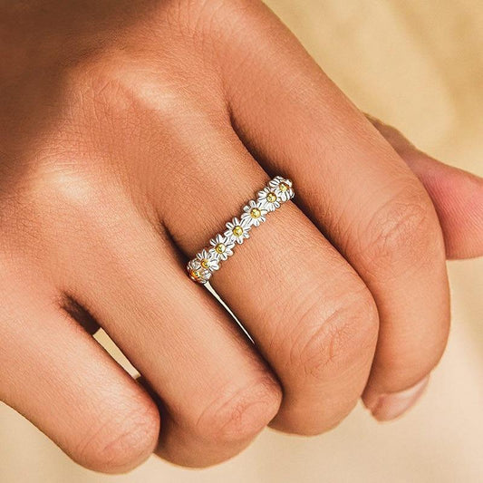 Verstellbarer Silberring mit handbemalter Emaille-Margerite