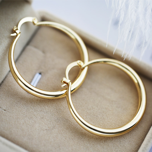 Feine Goldohrringe im Vintage-Stil