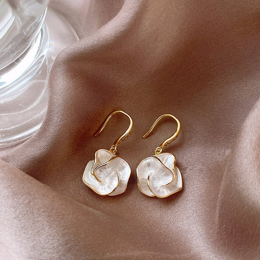 Pendientes Refinados con Flores Blancas