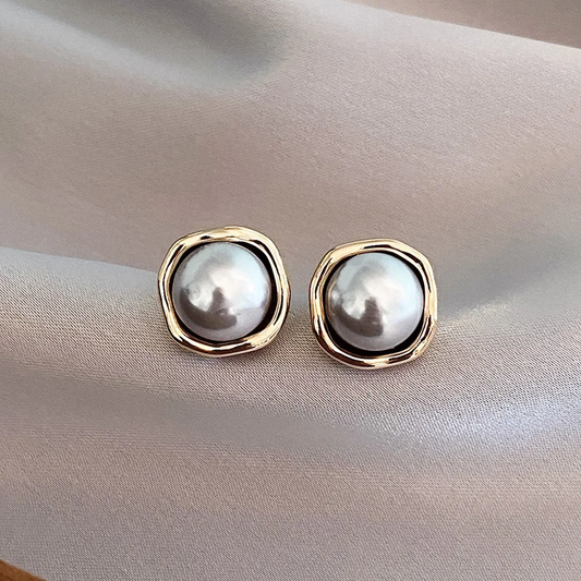Refined Earrings with Black Pearls
